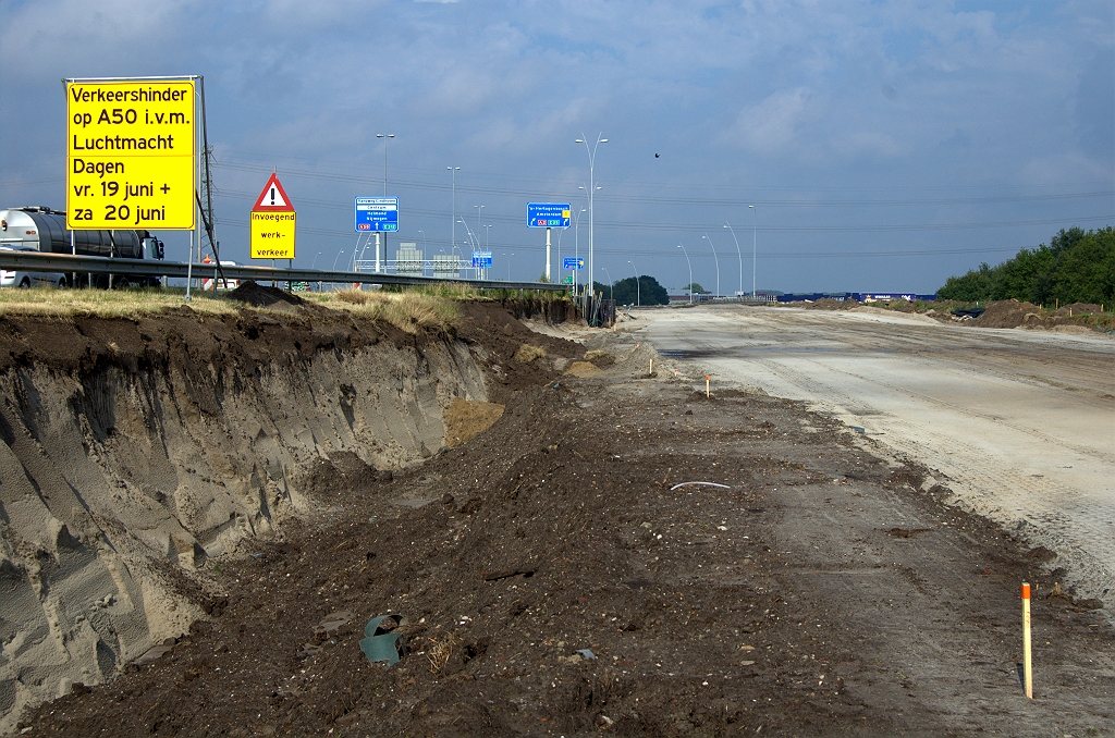 20090614-175152.bmp - Tot aan KW 3 is de gehele bestaande A2 rijbaan verwijderd en het talud opgehoogd. Links de A58 tussen kp. Batadorp en kp. Ekkersweijer waar het A2 verkeer tijdelijk naar verplaatst is.