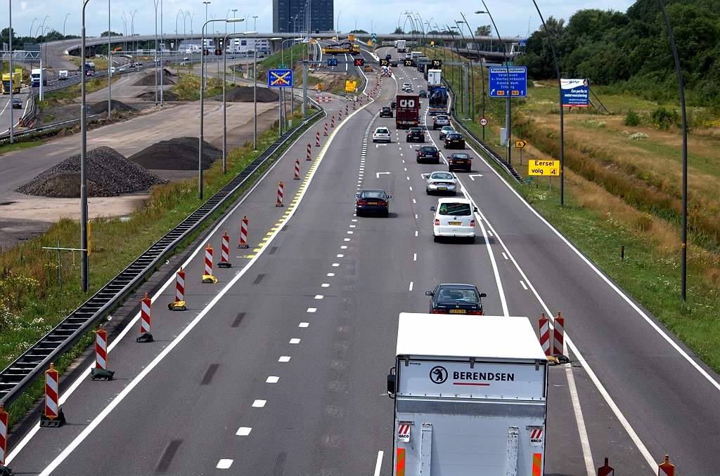 20090717-130956.bmp - De voorheen tweestrooks uitvoeger naar Antwerpen is versmald tot een enkele, en de vrijkomende strook wordt een uitvoegstrook voor het werkverkeer, aan de gele blokmarkering te zien.