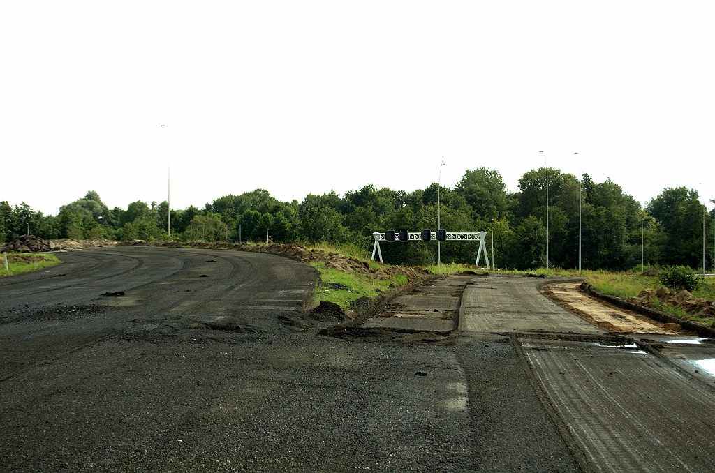 20090802-173355.bmp - En een laatste blik op de voormalige splitsing A2/A67. Misschien dat men het afgeschraapte asfalt nog hergebruikt als AGRAC fundering voor de nieuwe verbindingswegen, zoals  in het knooppunt Batadorp . Alhoewel, veel nieuwe rijbanen hoeven er niet meer te worden aangelegd in kp. de Hogt.