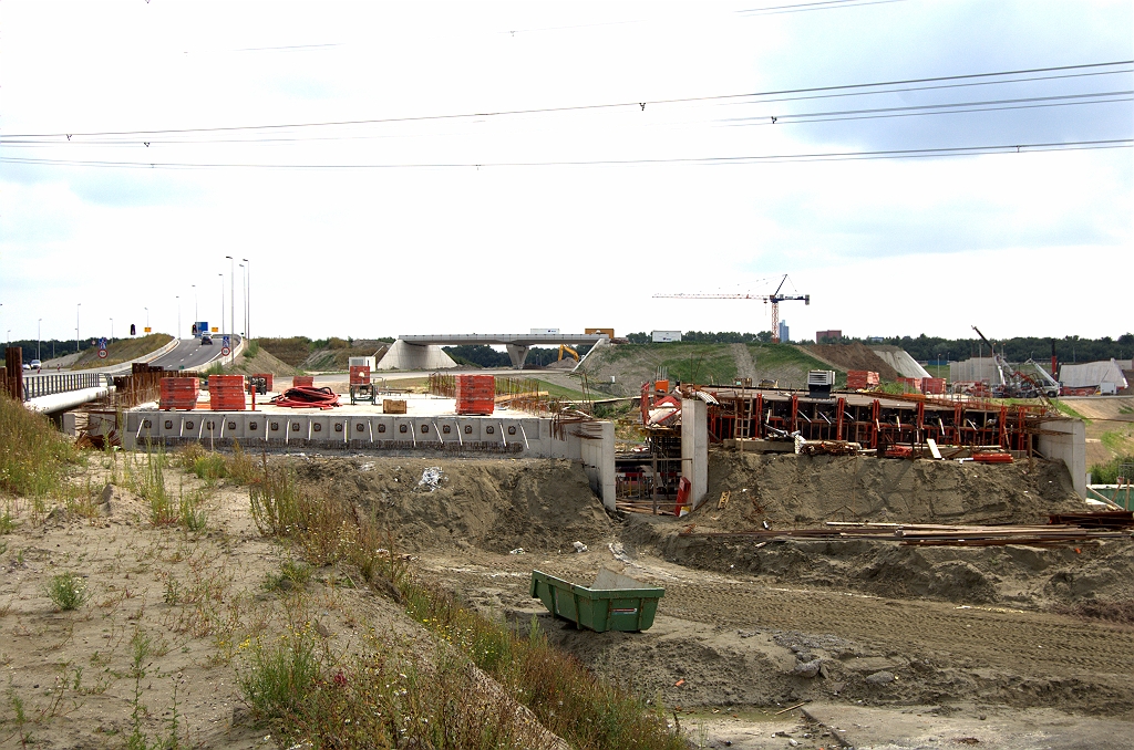 20090809-152331.bmp - Een mooi resultaat is behaald voor het ingaan van de bouwvakantie hier in KW 41. Rijvloer gestort in het viaduct in de A50-west over de stamweg Ekkersrijt.  week 200928 