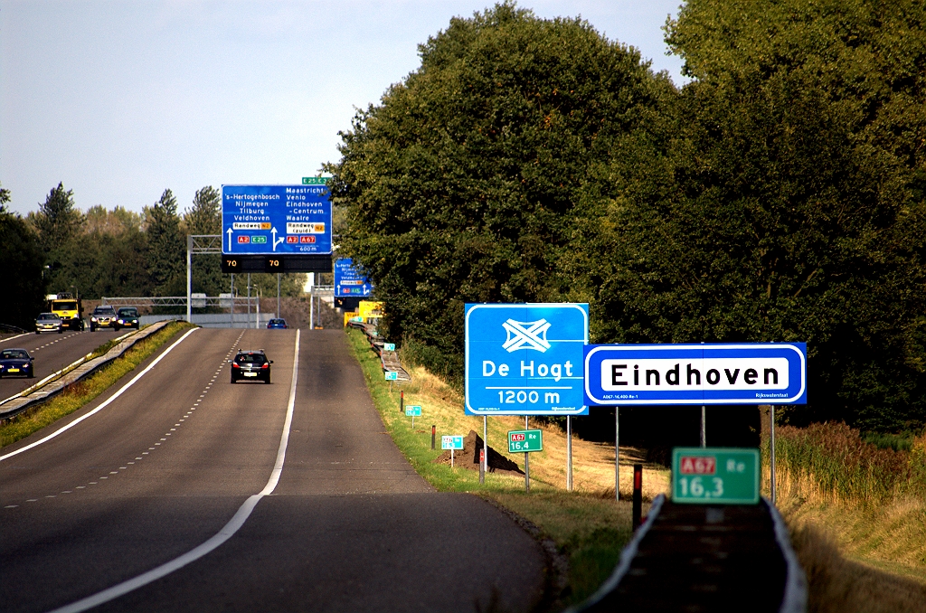 20090912-174805.bmp - Een uurtje of zes na openstelling. Hoog tijd voor een inspectie van de nieuwe borden. Overzicht vanaf de onderdoorgang Heerseweg.