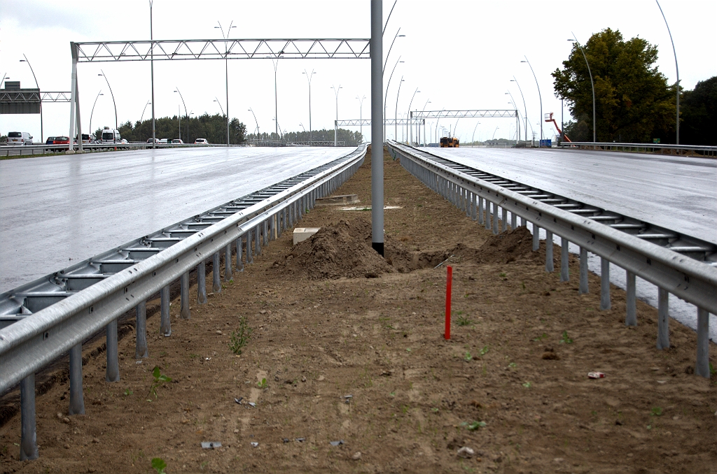 20090913-154709.bmp - Wordt wat krapjes tussen de geleiderails op weg naar KW 8 (Oirschotsedijk). Misschien dat daarom een wat smaller model is gebruikt.  week 200932 