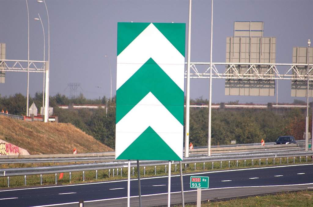 20090927-151339.bmp - Eerste hectometerbordje langs het nieuwe begin van de A50. Hij wint er 3,7 kilometer bij ten opzichte van het  oude begin bij de VRI kruising met de Kennedylaan .
