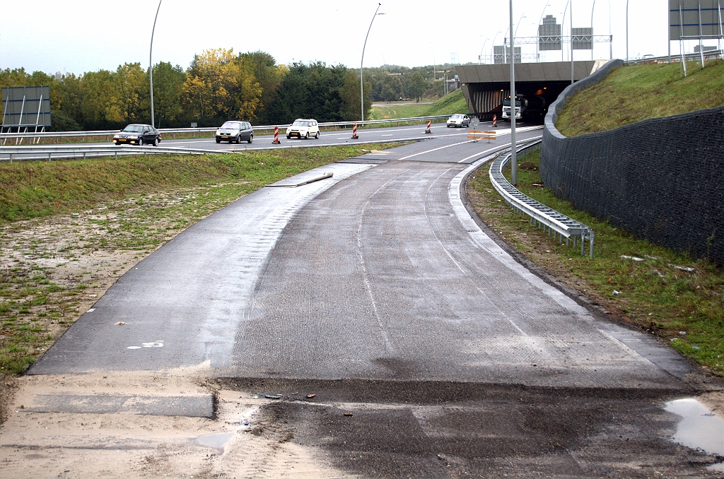 20091011-165457.bmp - Afschraapwerk op de sinds twee weken verlaten spookrijfasering van de A50/8 in kp. Ekkersweijer.