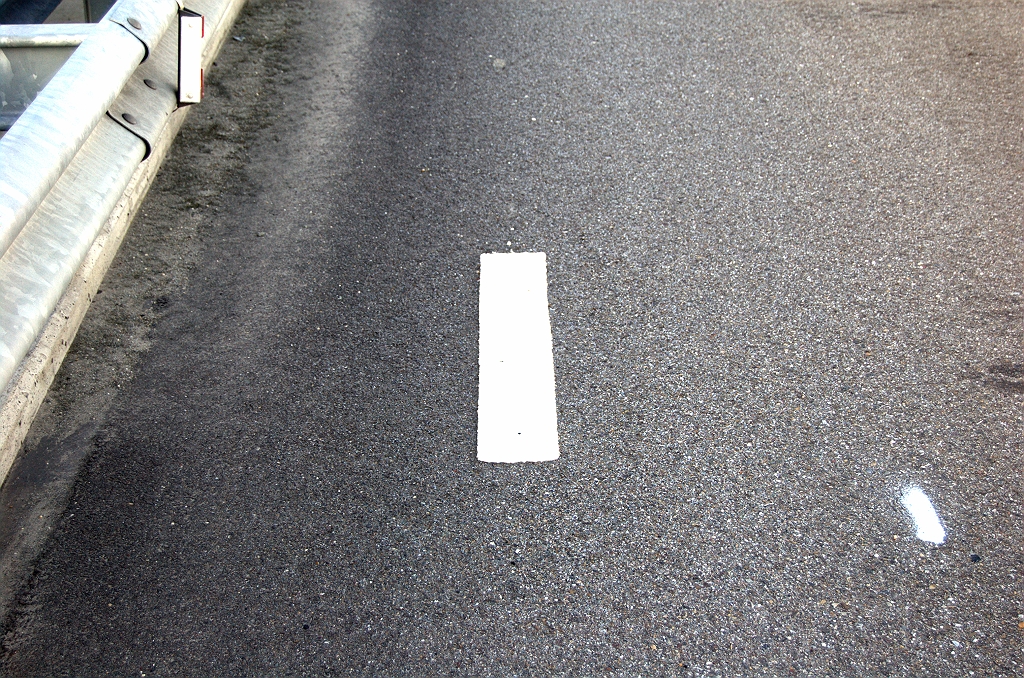 20091014-172321.bmp - Linker (onderbroken) kantlijn schuift op zodat er een kingsize redresseerstrook ontstaat.