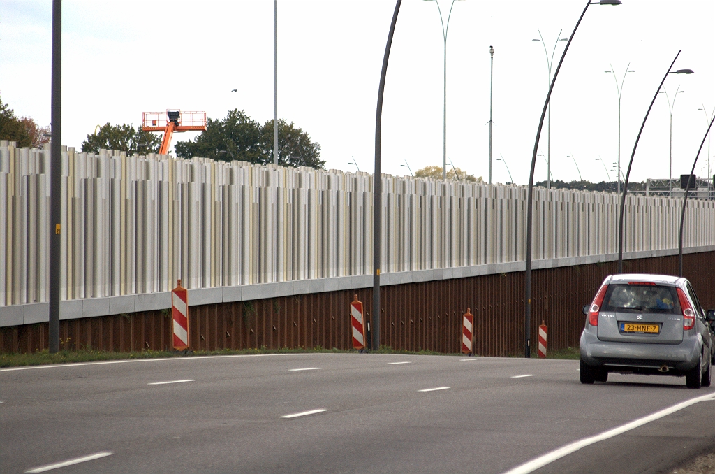 20091018-161055.bmp - Die hadden we nog niet. Een aluminium/damwandcombinatie. Te bewonderen vanaf de oostelijke parallelrijbaan tussen KW 15 (Cranendonck) en KW 14 (Meerenakkerweg). Het buizenscherm is hier gemonteerd op damwanden die de kistdijkconstructie vormen van de hoofdrijbaan.