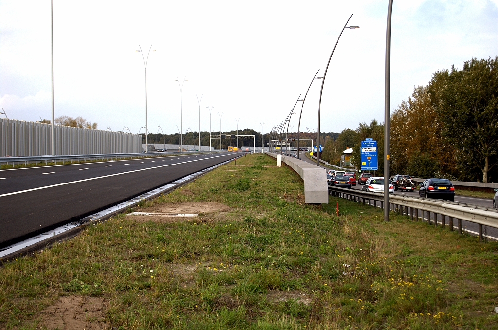 20091025-154007.bmp - Compacte kistdijkconstructie aan de oostzijde van de hoofdrijbanen, tussen KW 14 (Meerenakkerweg) en de aansluiting Veldhoven met ruimte voor derde rijstrook.