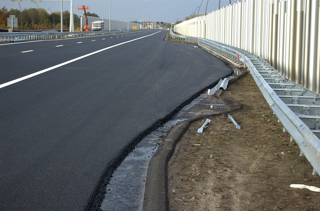20091025-160346.bmp - Plichtsgetrouw inspecteren we weer de overbreedte. Mocht de derde rijstrook er ooit komen, dan staan de geleiderails dus overal zo dicht op het buizenscherm.