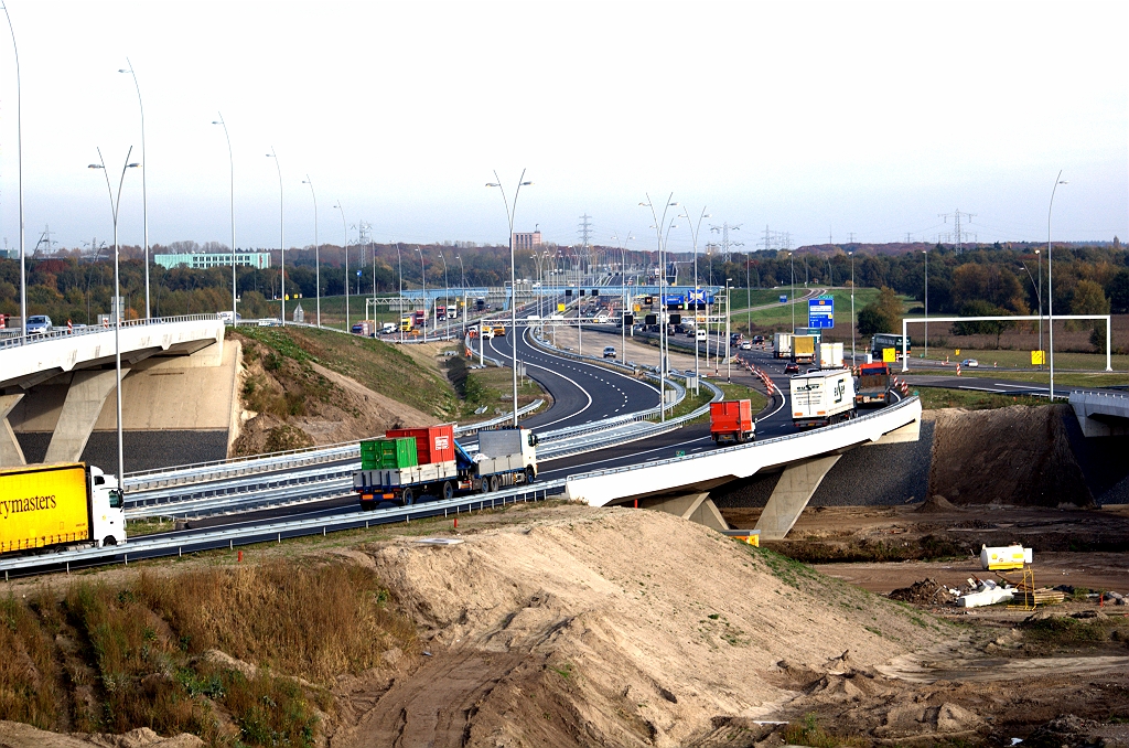 20091028-153925.bmp - Hoofdrijbanen over KW 22, waarvan per 1 november ook de noordelijke in gebruik wordt genomen.