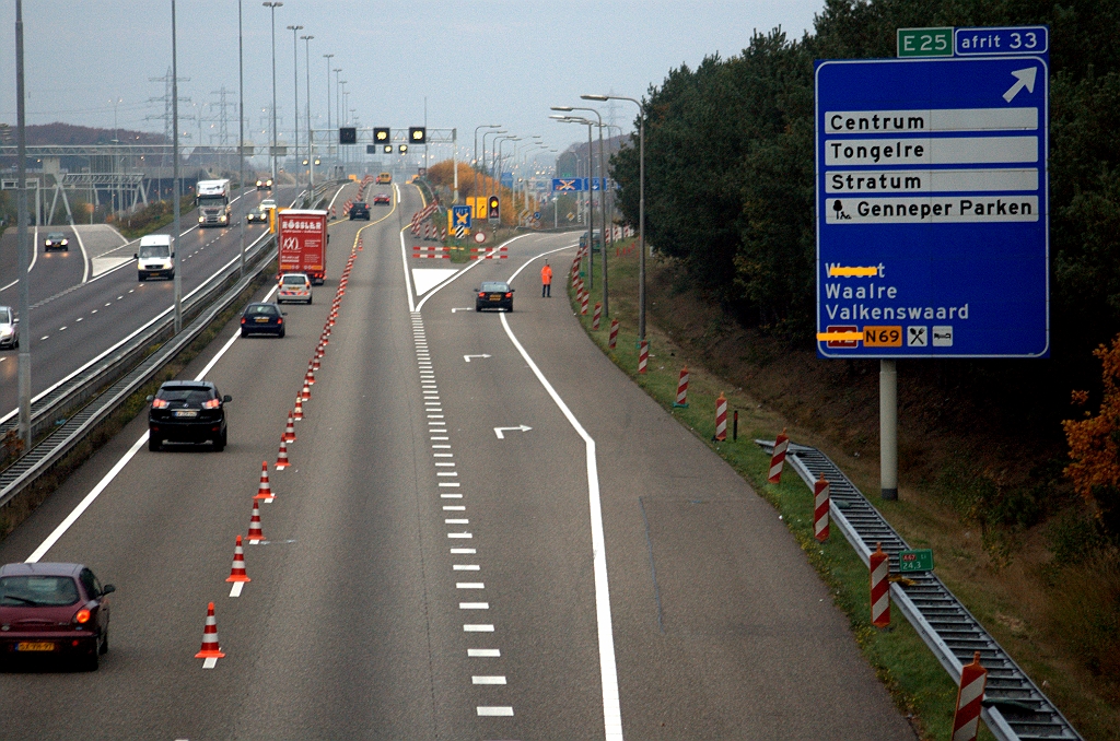 20091031-173739.bmp - Personeel gewapend met landmeetapparatuur en spuitbussen heeft bezit genomen van het werkvak...