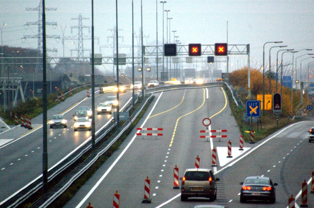 20091101-165451.bmp - Het verkeer in de andere richting mag wel op de A67 blijven, maar is omgezet naar de andere rijbaan in het knooppunt. Het groot onderhoud van de viaducten zal dus aanvangen in de zuidelijke rijbaan. Naar verluidt worden de viaducten opgevijzeld ter inspectie en de voegovergangen vervangen.
