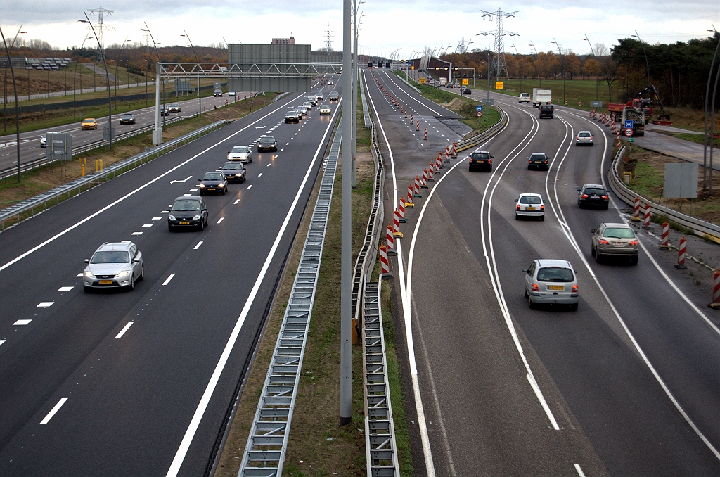20091115-162019.bmp - Slinger tussen oude hoofdrijbaan en parallelrijbaan op de laatste dag van zijn bestaan. Er is nog wat werk gaande in de toerit vanaf de high tech campus in de richting Maastricht.