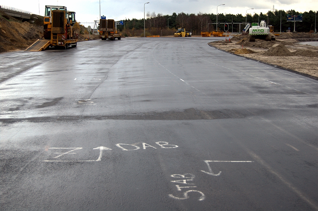 20091128-155714.bmp - Steenslagasfaltbeton (STAB) vermoedelijk te overlagen met ZOAB. Naar de rotonde toe dicht asfaltbeton (DAB). Geen Stabiflex (cementgevuld ZOAB) naar het lijkt het dus, dat wel werd toegepast op andere zwaarbelaste wegvakken zoals in de aansluitingen Veldhoven-zuid en Waalre.