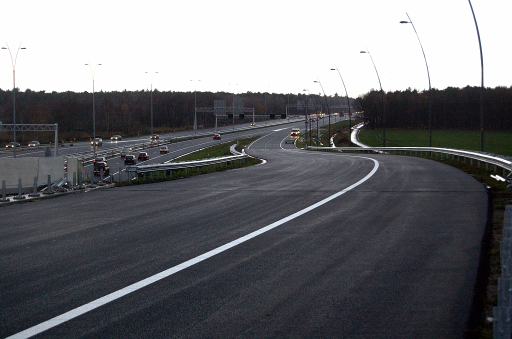 20091128-163916.bmp - Ook overal ZOAB op KW 34 en het talud naar de A2. Nog even de markering afmaken en rijklaar.