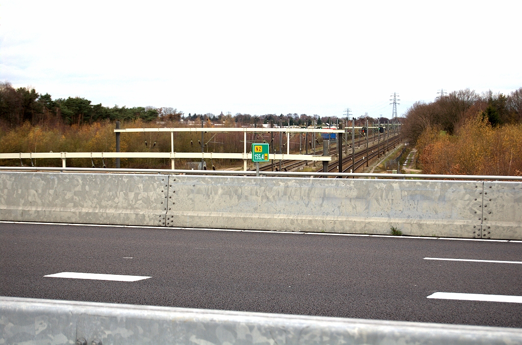 20091129-135715.bmp - Misschien belangrijker, het tijdelijke hectometerbordje in het noordelijke van drie viaducten in KW 3 is eindelijk vervangen door een definitief exemplaar. Het tijdelijk bordje had de  N2 op een rood schildje .