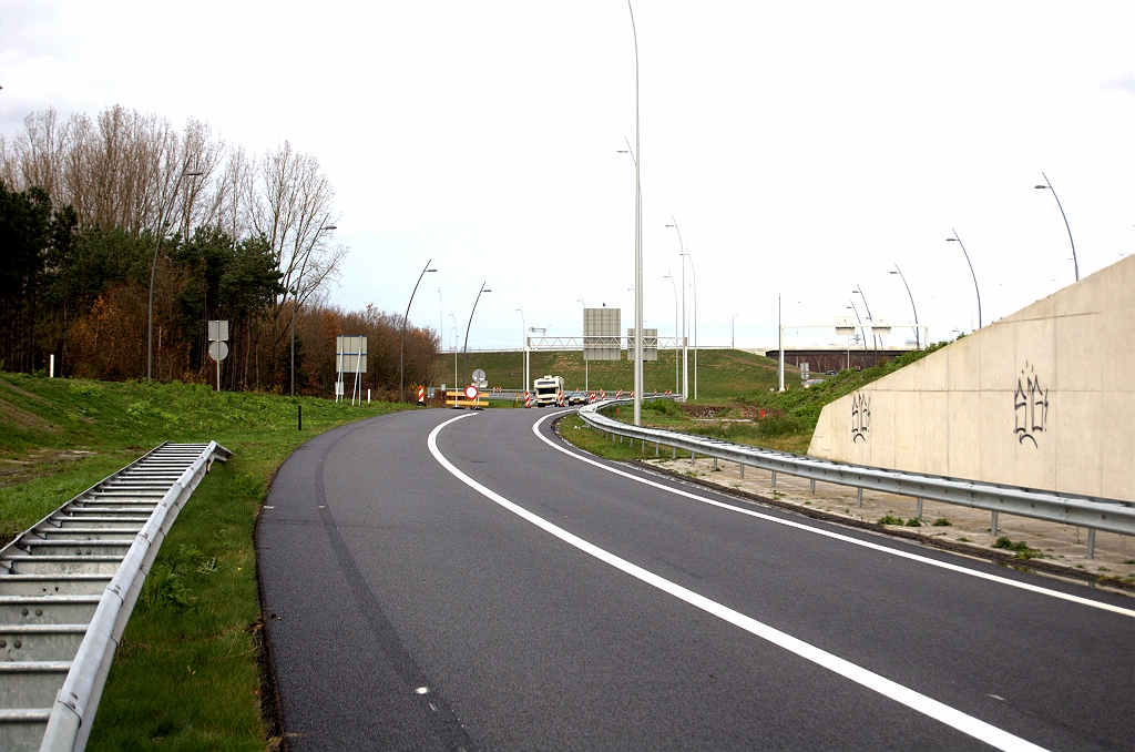20091129-141919.bmp - Lijkt geen probleem. Aan de andere zijde van het tunneltje hoeft nog slechts wat markering te worden aangepast voor aansluiting op de A58.
