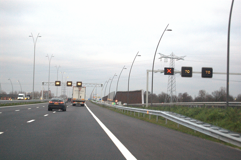 20091212-170144.bmp - Parallelrijbaan is direct versmald naar twee rijstroken.