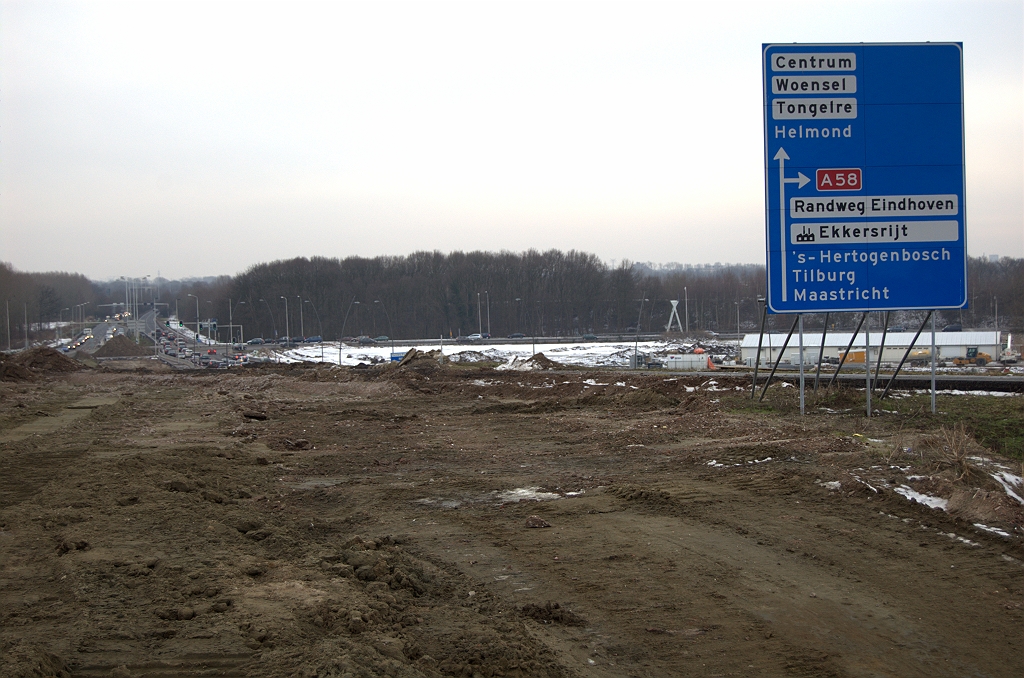 20100116-145334.bmp - Op het hoogste punt van de col is de uitloper naar de voormalige fasering nog aanwezig, ontdaan van asfalt. Blauw bord werd speciaal voor die fasering vervaardigd. Misschien kan het nog dienst doen bij toekomstige faseringen.