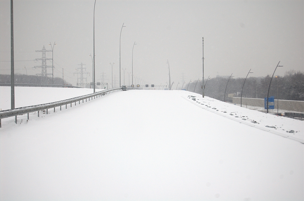 20100214-165548.bmp - Blik de andere kant op, naar het Leender bultje op weg naar de samenvoeging met de A2 vanuit de richting Maastricht. Vorige week constateerden we hier ZOAB gereed asfalt, maar het lijkt onwaarschijnlijk dat die toplaag nu is aangebracht. Wel geleiderail geinstalleerd.  week 201005 