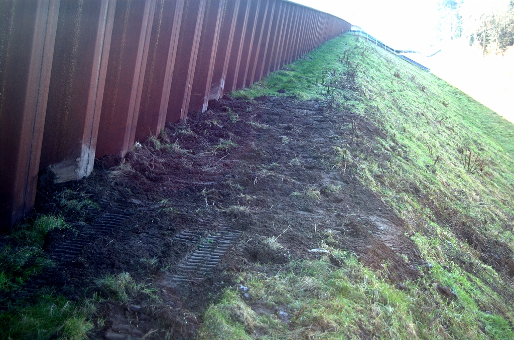 20100304-113532.bmp - Verwijderde mast op het 300 meter punt. Die is dus vast hergebruikt voor het vernieuwde 600 meter bord.  week 200905 