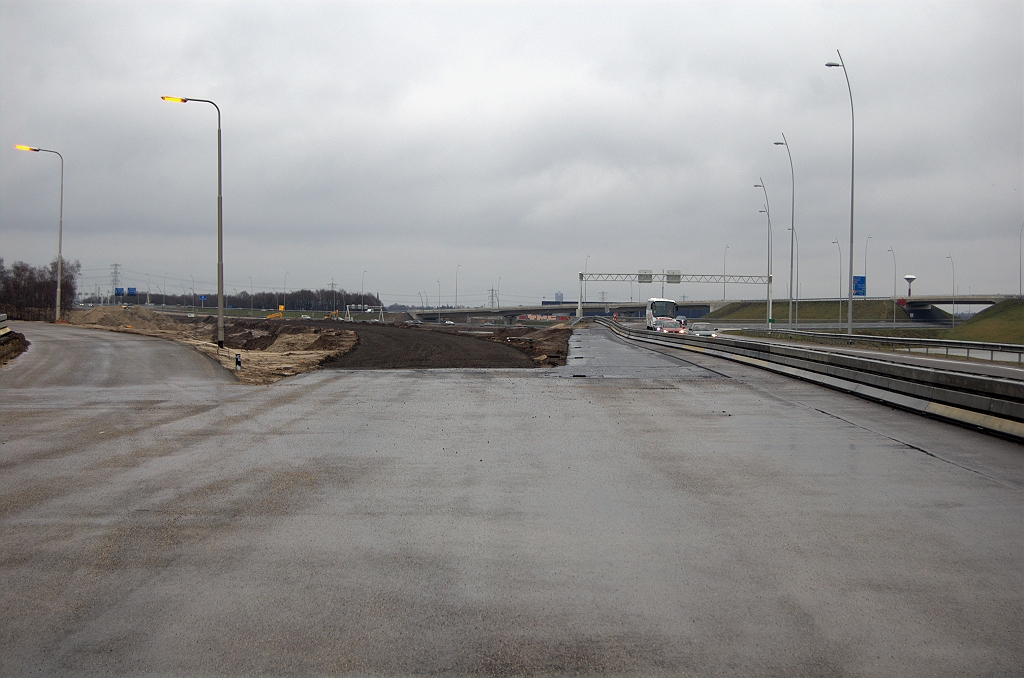 20100321-140959.bmp - Tegen de rijrichting zien we links nog een nieuw rijbaantje...