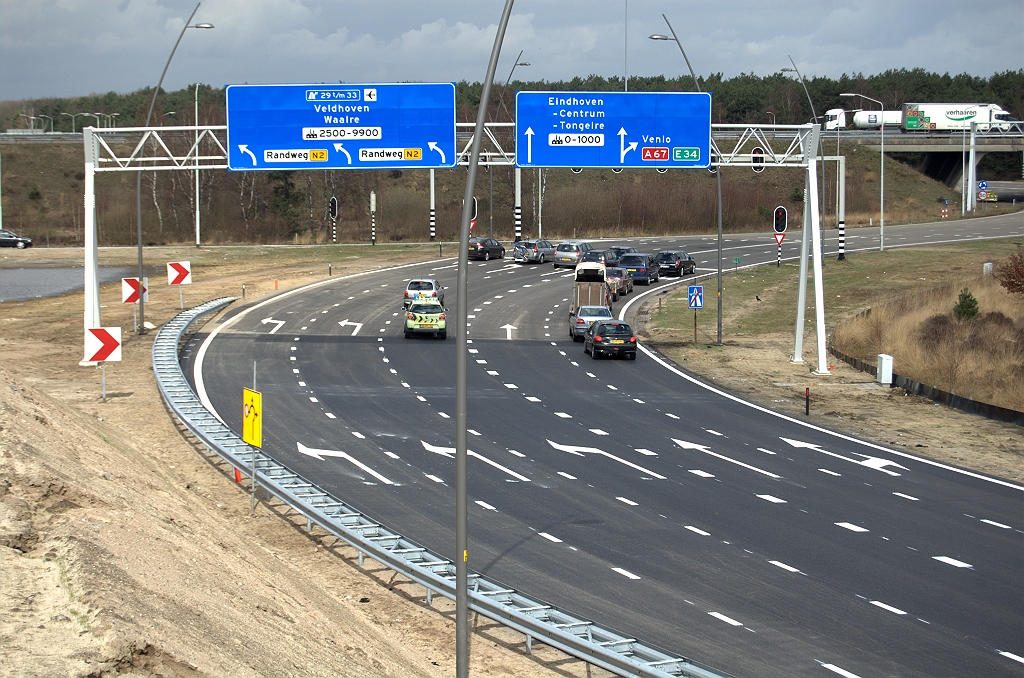 20100327-135233.bmp - Echte reden voor de afsluiting zien we bij de rotonde. De verbindingsweg vanaf de A2 is overlaagd met ZOAB, behoudens de laatste 50 meter die door rem- en optrekbewegingen te snel zou slijten.  week 201009 