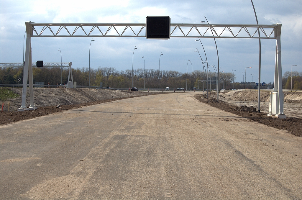 20100411-155943.bmp - Enkele signaalgever op een portaal halverwege de verbindingsweg waar deze nog breed genoeg lijkt voor twee rijstroken. Verdrijfvlak zal hier dus reeds beginnen. Geen bewegwijzering. In de oude situatie hadden we hier het 1200 meter bord voor de afrit Best.  week 201013 