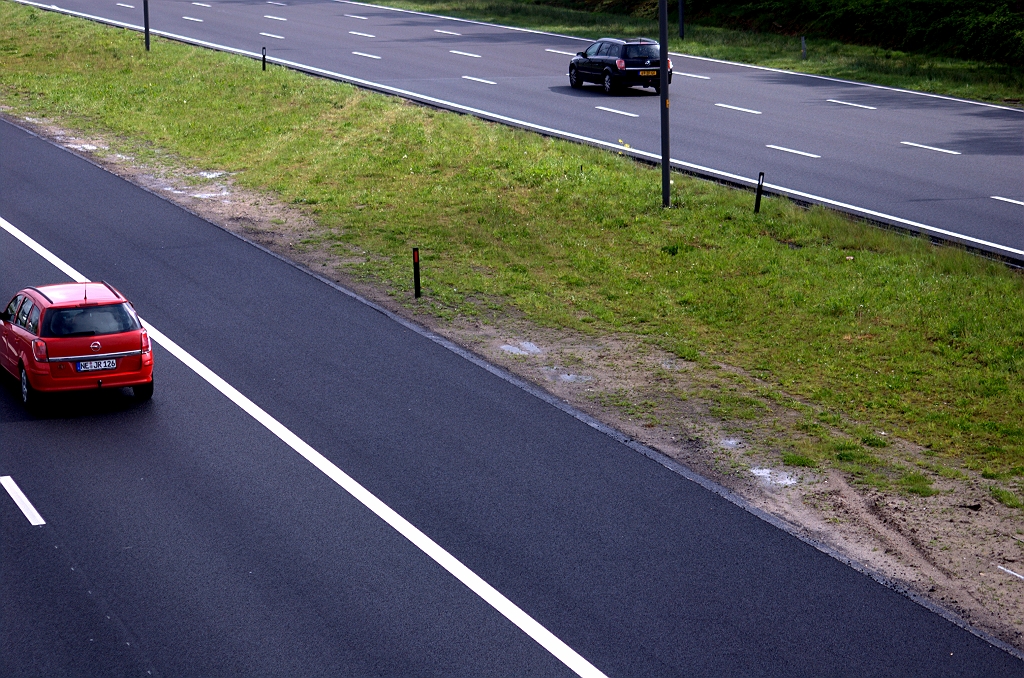 20100502-160706.bmp - Hier is er ook al een wat meer volwassen begroeing, waardoor je comfortabeler oversteekt en je sporen niet zo duidelijk achterblijven.