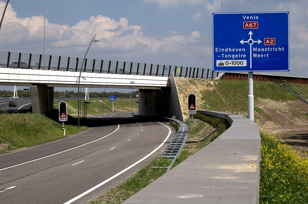 20100524-153350.bmp - Einde van het werkvak. Onder KW 33 ligt DAB en permanente markering tot aan de rotonde. CASTRO eindigt bij het begin van de linksaf opstelstrook naar Tongelre.  week 201013 