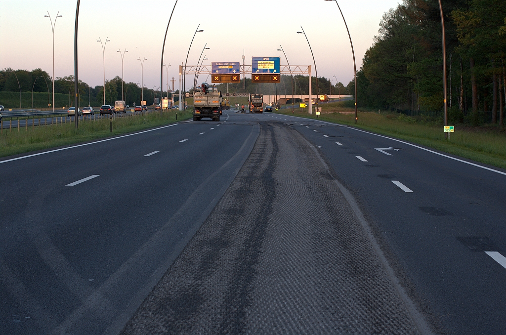 20100604-214313.bmp - ...maar ook ten noorden van de overgang is men begonnen met wegfrezen van DZOAB stroken. De reden daarvoor zien we rechts. Tijdens faseringen is ten onrechte tijdelijke (blok)markering in thermoplast uitgevoerd, en dat kan niet zonder ZOAB schade worden verwijderd.