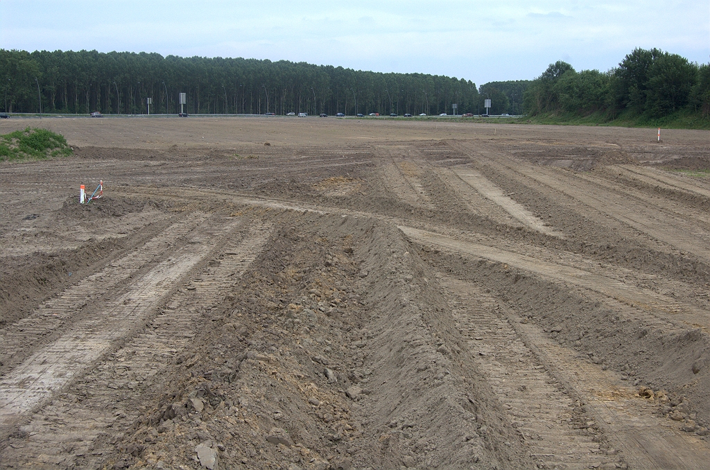 20100613-155038.bmp - Werkverkeer? Het is toch klaar? Nee, het vrijgekomen terrein moet nog schoon worden opgeleverd. Het voormalige A58 wegvakje naar de verkeerslichten ziet er nu zo uit.  week 201013 