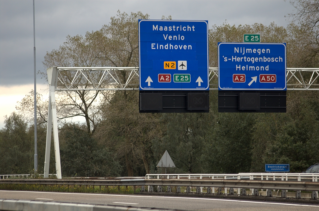 20101016-153708.bmp - Minder nieuw blauwvlak op het tweede portaal. Die waren dan ook al wat compacter van ontwerp door de kortere pijlen en gescheiden borden voor de rijrichtingen.  week 200939 