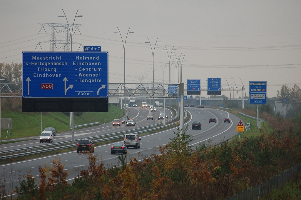 20101030-120910.bmp - Op het servicebord is echter de "Randweg A2" nog steeds aanwezig. Een andere uitkomst van het verbeteronderzoek was het beter aangeven van Eindhoven Airport, maar naar vliegveldpictogrammen zoeken we hier nog steeds vergeefs.