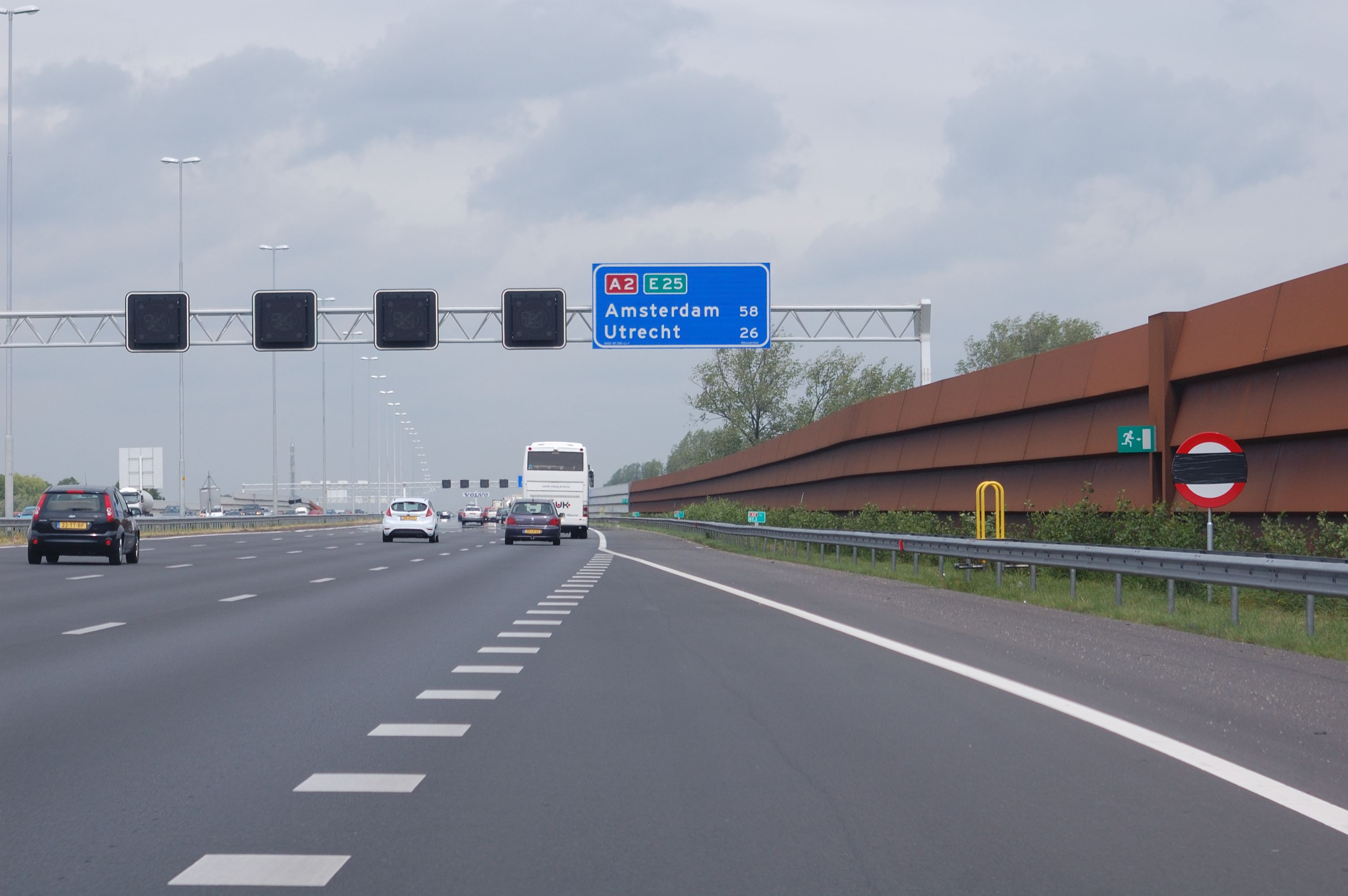 20110528-105231.JPG - Nog afgeplakt verkeersbord A1-130 aan het einde van de invoegstrook. Als er niets op de signaalgevers getoond wordt, mag je er dus aanstonds 130 km/uur rijden. Er bevinden zich vermoedelijk ook van die borden tussen kp. Deil en de aansluiting Geldermalsen, maar dan met rechthoekig achtergrondschild om het begin van het proefvak te markeren.