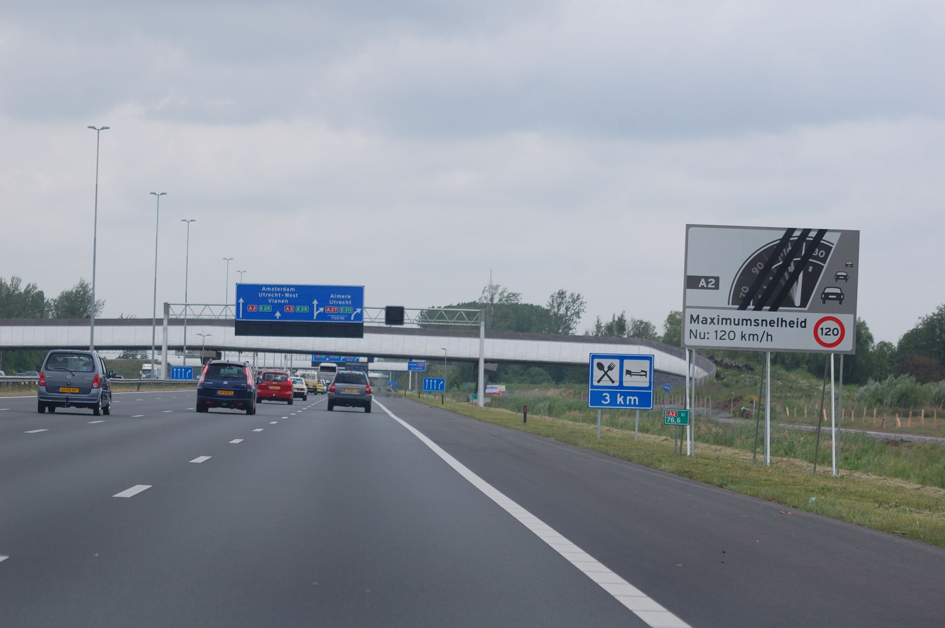 20110528-105902.JPG - Einde van het proefvak bij kp. Everdingen. Bord A2-130 ("einde maximumsnelheid") zijn we hier al gepasseerd. Overigens mag je vanaf kp. Everdingen op zowel de A2 als de A27 nog maar 100.