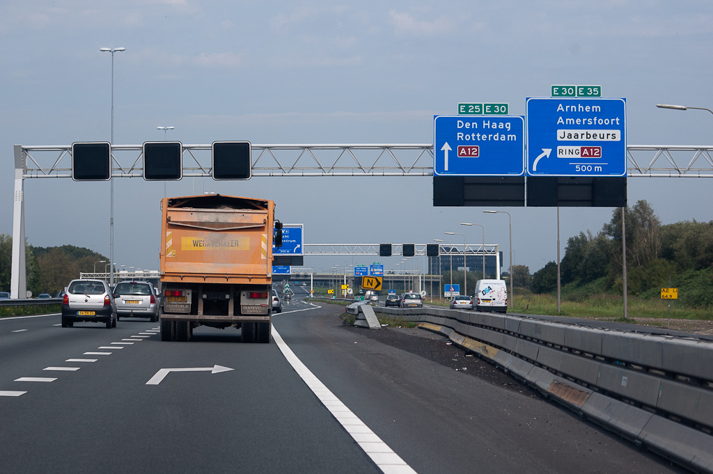 20110916-125552.jpg - Derde rijstrook valt er nu ook af. De A2 hoofdrijbaan in kp. Oudenrijn is dus twee rijstroken breed.