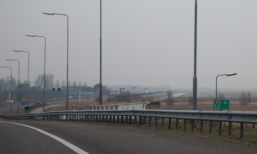 20100123-142519.jpg - Eerste A5 hectometerbordje bevindt zich tussen de viaducten over de A4 en de afrit Hoofddorp. De kilometrering loopt op in noordelijke richting. Een vreemde situatie voor een autosnelweg die uiteindelijk op de A10 aansluit. Het is een breuk met de traditie die Amsterdam ziet als het centrum van de wereld in het Nederlandse autosnelwegenland. De A1, A2, A4 en A8 hebben alle hun beginpunt in Amsterdam, met oplopende kilometrering het buitengebied in.