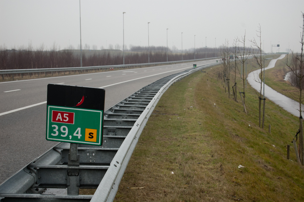 20100123-161625.jpg - Honderd meter verderop heeft de verbindingsweg zich definitief losgemaakt, zodat we op het toevoegsel "s" (directe verbindingsboog van HRL van het hoogste kruisende wegnummer naar het laagste kruisende wegnummer) overgaan. Kilometrering blijft die van de A9, maar we zitten kennelijk al op de A5.