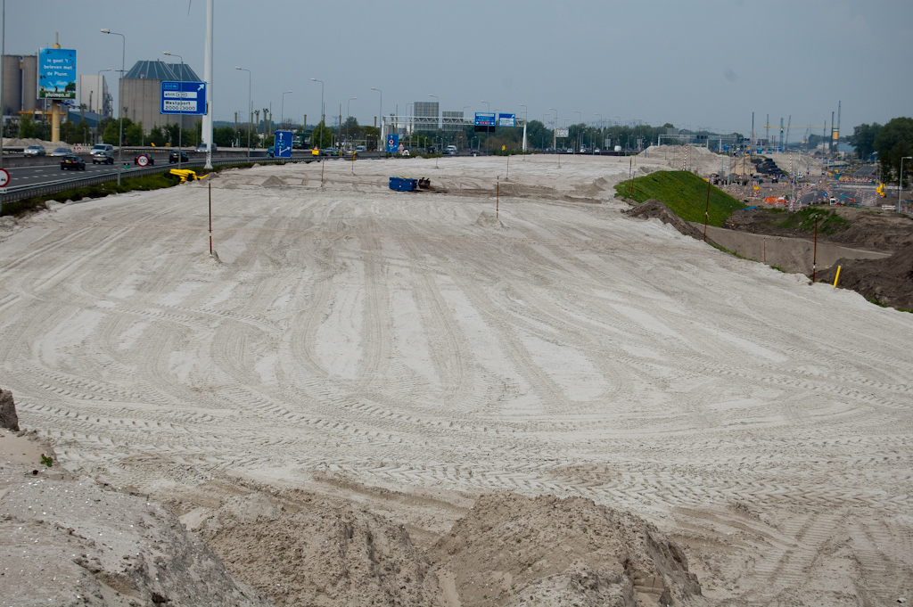 20100515-160251.jpg - Toekomstige A10 tussen OV lijntje en de aansluiting S101, oostzijde. De A5 komt hier zo ongeveer op het huidige A10 trace te liggen.