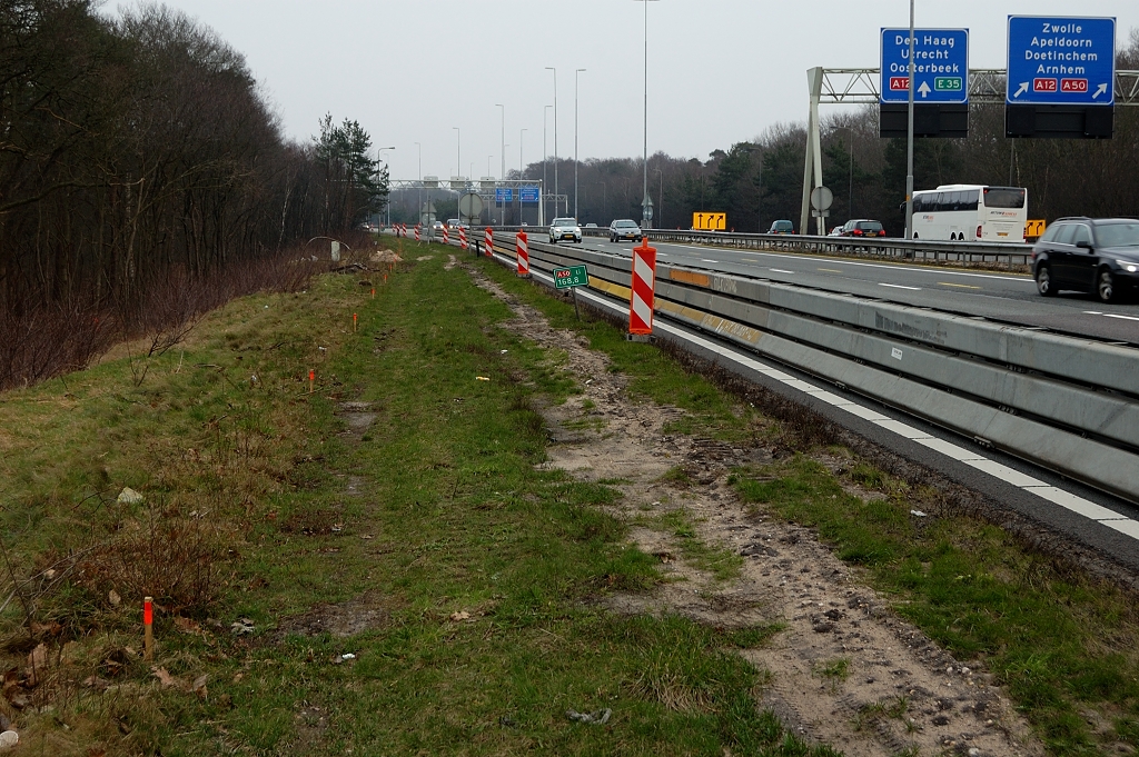 20110220-122503-1.JPG - A50 HRL tussen het knooppunt Grijsoord en het viaduct over de N224 (standpunt). De piketpaaltjes geven vermoedelijk de toe te voegen verhardingsbreedte aan, zodat de invoegstrook vanaf de A12-west hier kan worden doorgetrokken zodat hij overgaat in de nieuw aan te leggen rijstrook 3.