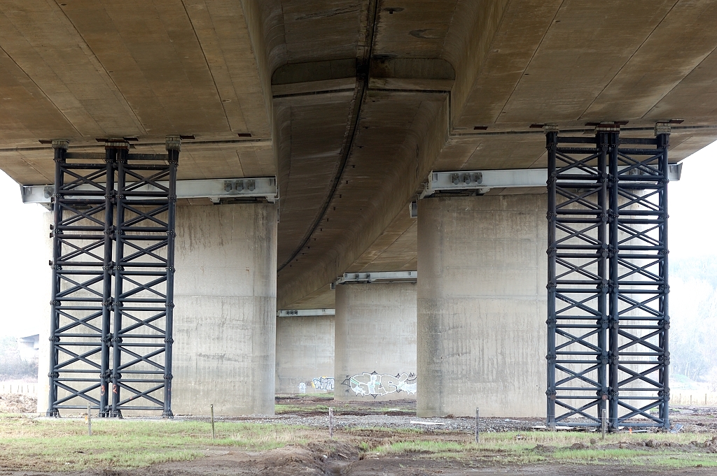 20110220-153305.JPG - Lengte van de aanbrug maakte destijds een voegovergang noodzakelijk halverwege de noordelijke uiterwaard. Daar is nu een tijdelijke ondersteuning geplaatst. De dragende verbinding tussen de aanbrugdelen is dus kennelijk verwijderd voor de renovatiewerkzaamheden.