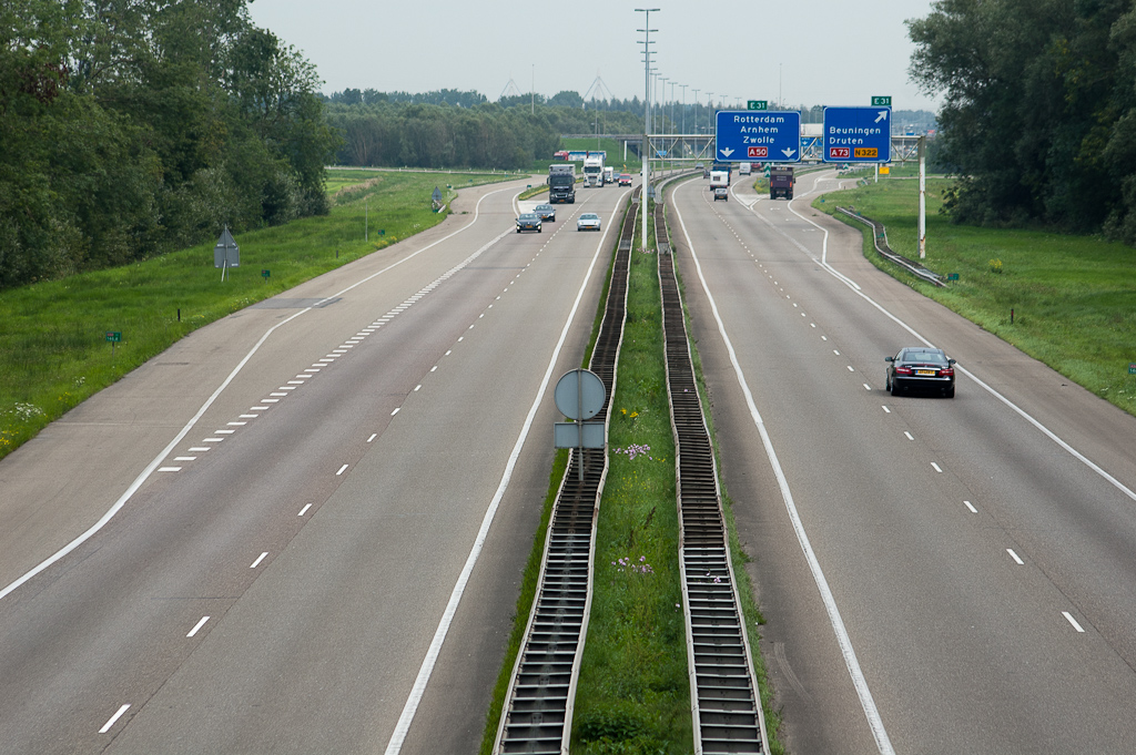 20110803-112814.jpg - A50 aan de zuidzijde van het knooppunt Ewijk. Geen aanwijzingen hier van de ophanden zijnde verbouwing. Aan de verkeerssituatie zal hier dan ook niets veranderen.