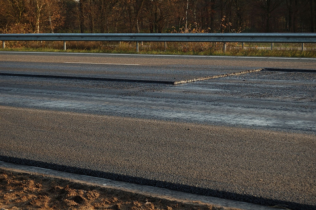 20101120-150853.jpg - De diverse asfaltconstructies bij de overgang van 1 naar 2 te overlagen rijstroken, halverwege vzp. Kriekampen en het viaduct Eindhovensedijk. Hier is het dus kennelijk niet nodig de voormalige vluchtstrook extra te versterken met nieuwe onderlagen. Enkel het ZOAB wordt vervangen.