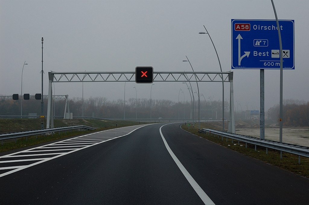 20101121-121106.jpg - Misschien toch niet onaardig geweest als men de portaalligger had verzwaard en er dit nieuwe vokbord aan had gehangen.  week 201015 