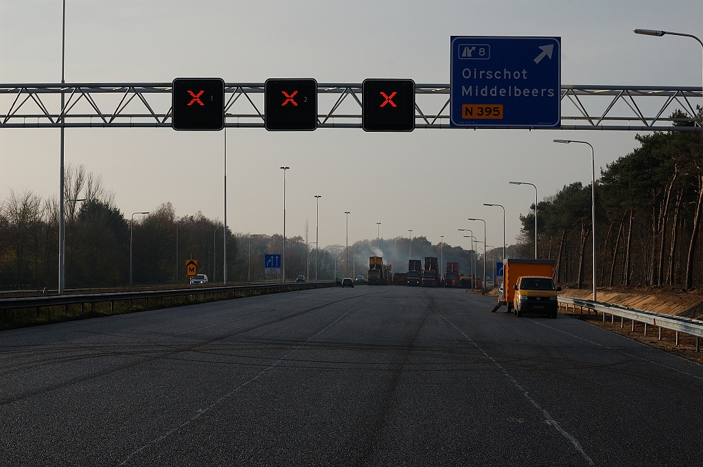 20101121-143401.jpg - Een dag later met derde signaalgever actief, eerste ZOAB laag gereed en de tweede in aantocht.  week 201045 