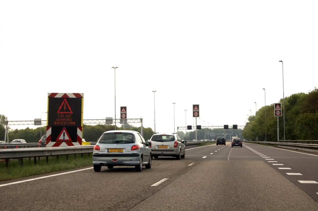 20090503-140642.jpg - Tekstkar in de berm tussen A65 en A58 moet de boodschap van de kantelwalsborden extra kracht bijzetten.