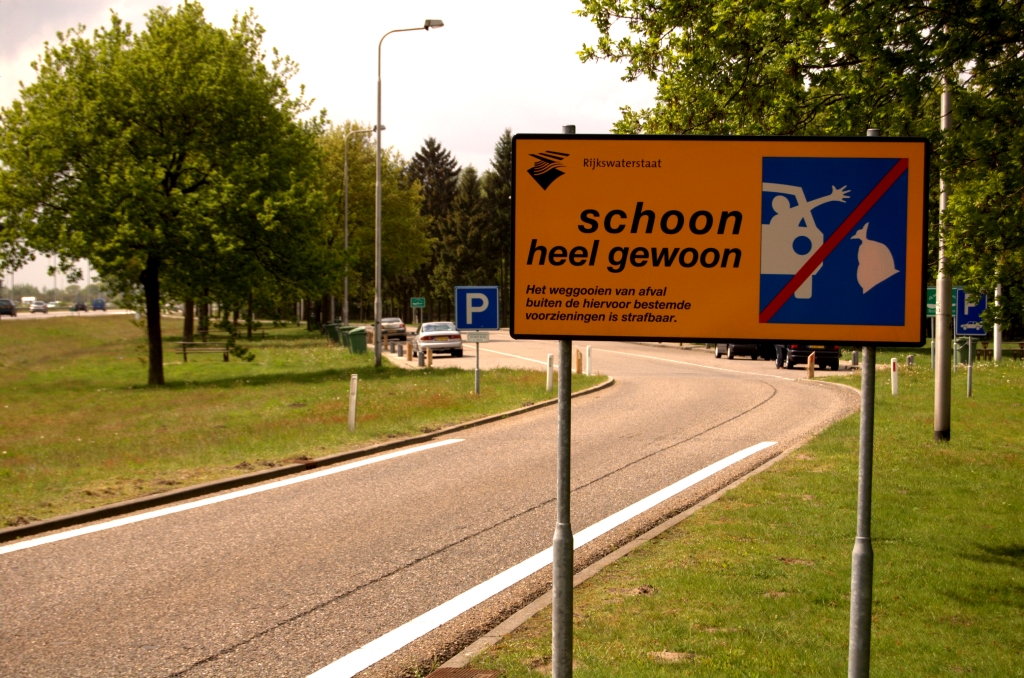 20090503-141624.jpg - Om de smog kwijt te raken ademen we flink wat verse lucht in op de parkeerplaats Blaak. Buiten de smogzone bedreigen andere gevaren het milieu, en dit is aan de rijksdienst niet voorbij gegaan.