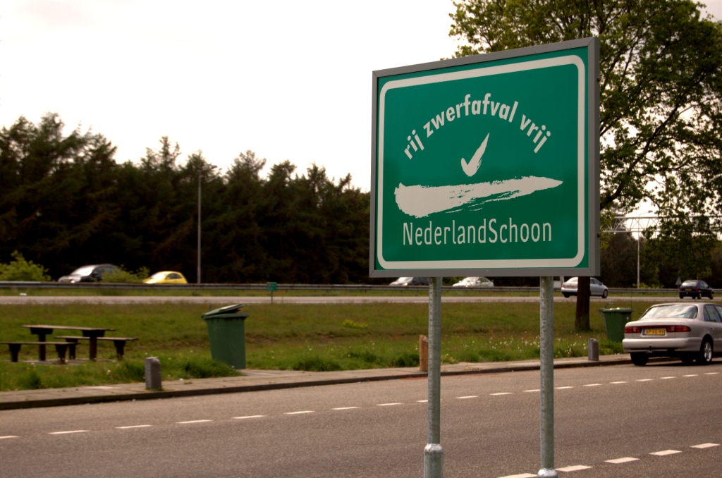 20090503-141915.jpg - Het gele RWS bord heeft kennelijk niet het gewenste effect gesorteerd, zodat een groen bord een logisch vervolg is.