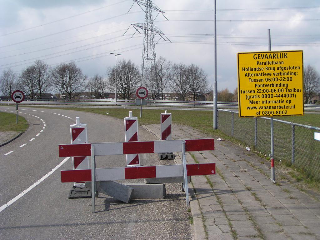 p4070011.jpg - De fietser ziet uiteraard alleen de borden C6 en gaat door :-)