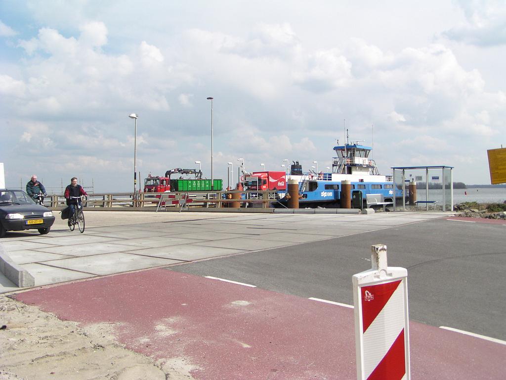 p4070019.jpg - De toegangsweg is aangesloten op een ponton waaraan de pont aanmeert. Er is ook een overdekte wachtplaats (rechts).